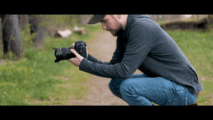 Cameraman maintaining body’s balance to reduce the level of camera shake