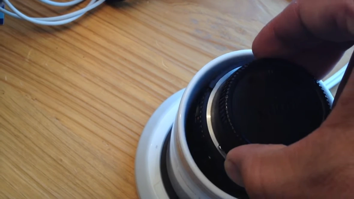 Putting the lens in a container